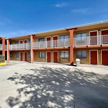 Days Inn & Suites by Wyndham Arlington Near Six Flags