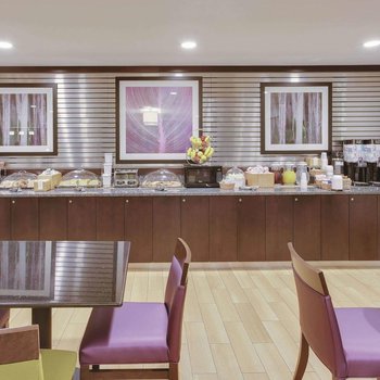 底特律都會機場拉昆塔溫德姆套房酒店