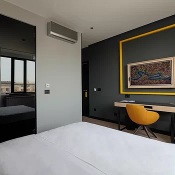 Maccani Black Luxury Suites