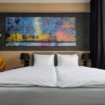 Maccani Black Luxury Suites