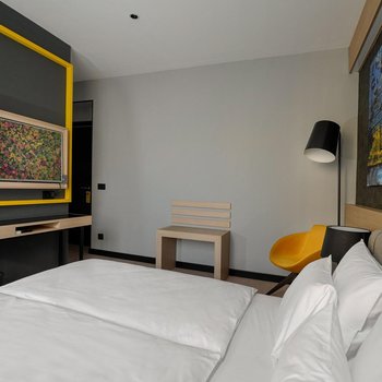 Maccani Black Luxury Suites