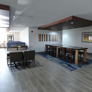 Holiday Inn Express & Suites Toronto Airport West