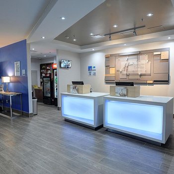 Holiday Inn Express & Suites Toronto Airport West