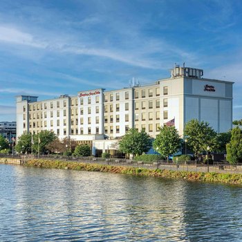 Hampton Inn & Suites Newark-Harrison-Riverwalk