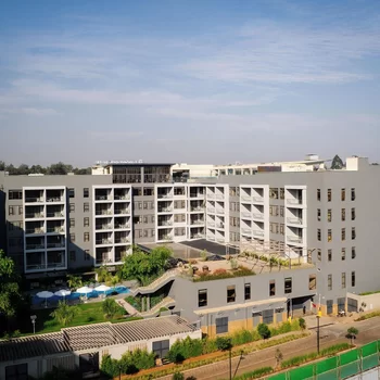 商標套房在Enaki鎮