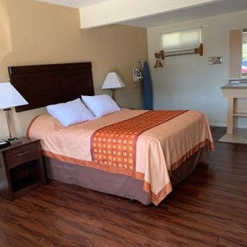 Redwood Inn