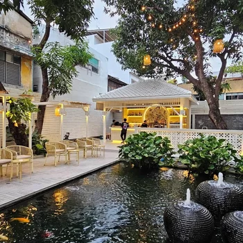 Feung Nakorn Balcony Rooms and Cafe