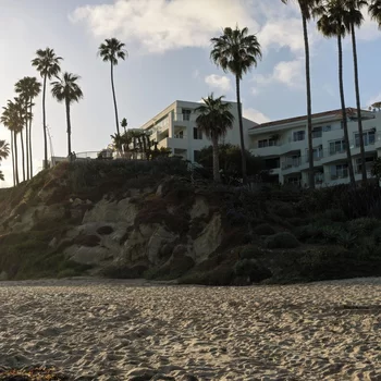 Casa Loma Beach Hotel