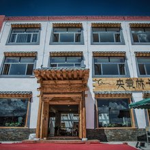青海湖央茕林卡藏文化主题酒店