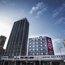 美德乐酒店(深圳华南城木古地铁站店)