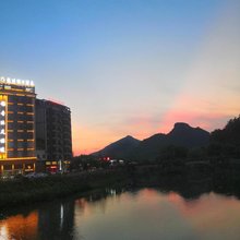 英德龙廷假日酒店