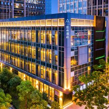 上海五角场大学路亚朵酒店