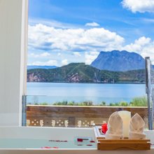 泸沽湖和宿湖景美宿