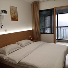 隆阳逐光民宿(保山站茂华义乌国际商贸城店)