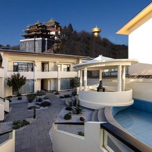 半渡·供氧Holiday Villa设计师奢享度假民宿(独克宗古城店)