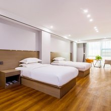 华庭酒店(平泉中心广场店)