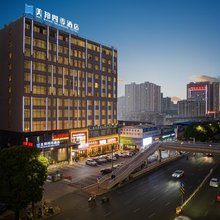 南宁美邦四季酒店(南宁火车站狮山公园地铁站店)