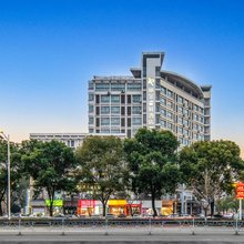衢州学院丽呈睿轩酒店