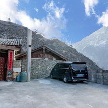 虎跳峡观云伴山小院