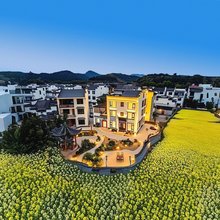 月畔庭·浮云山外|山野花海亲子观景Villa美宿(婺源月亮湾店)