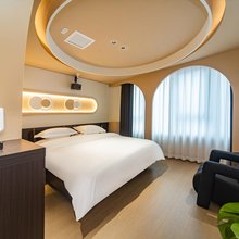 宿不同设计师民宿(成都双流国际机场双凤桥地铁站店)