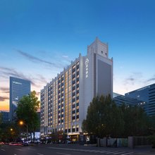 北京三里屯团结湖地铁站亚朵酒店