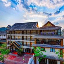 青水河畔酒店