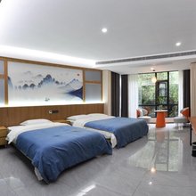 鸡冠洞聚客隆山庄