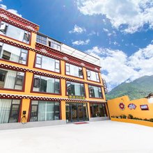 康定洋百民宿(康定情歌广场溜溜城店)