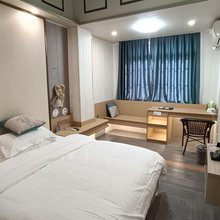 海口众荣时尚酒店(国兴大润发第四中学店)