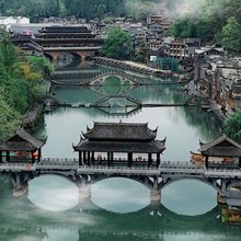 凤凰一泉江景·古桥云影·禅意设计师度假美宿(凤凰古城沱江店)