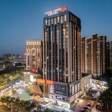 长融豪宜酒店(世贸广场钦州东站店)
