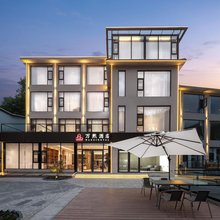 万煕酒店(老君山中灵索道店)