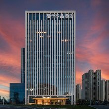 乌鲁木齐高铁站卫星路桔子水晶酒店