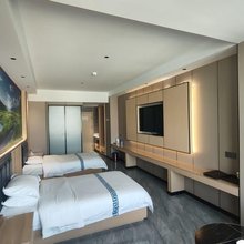 共和隆宝林卡大酒店