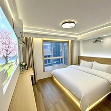 轻奢雅居民宿(情歌广场店)