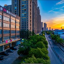 宜尚PLUS酒店(武汉东湖学院大花岭地铁站店)