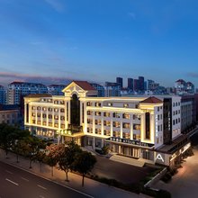 威海高铁站韩乐坊不夜城亚朵酒店