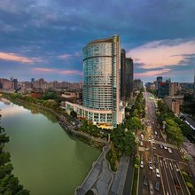 成都天府广场华西坝地铁站亚朵酒店