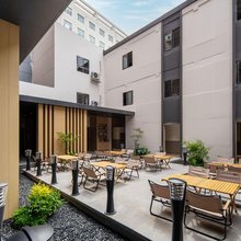 合烁酒店(成都华阳地铁站极地海洋公园店)