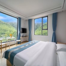 十里湛蓝民宿(四姑娘山店)