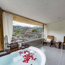 悦枫轻奢酒店(西江千户苗寨景区内六号风雨桥店)