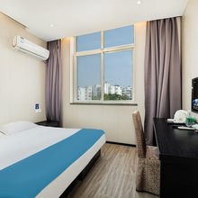 青岛世界旅舍酒店(台东步行街海泊河公园地铁站店)