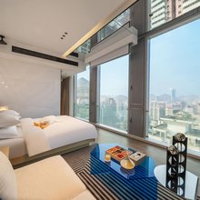 LOUIS·云生高空民宿(民生路好吃街THEONE购物中心店)