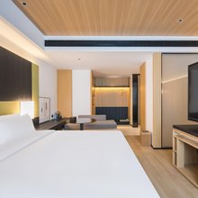 SFEEL设计师酒店(兰州张掖路西关地铁站店)