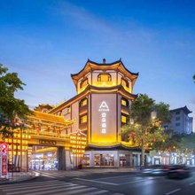 敦煌沙州夜市北门亚朵酒店