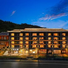 秋山居酒店(西江千户苗寨大北门店)