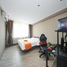 竞族电竞酒店(青岛胶东国际机场兰州东路店)