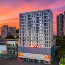 岚海电竞民宿(自贡万达广场店)