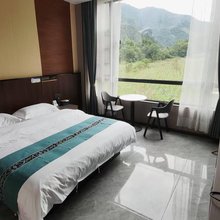 岩边江畔民宿